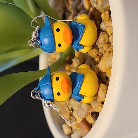 Duck Earrings with Blue Hat Novelty Fun Quirky Cute Dangle Drop‎ - Picture 1 of 6